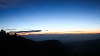 Matahari yang mulai muncul mewarnai langit