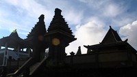 Pura di tengah lautan pasir