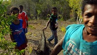 Anak-anak ini dengan suka cita mengajak saya untuk melakukan tour kecil di Tutari. Dengan antusias mereka memberi tahu batu apa saja dengan segala gambar yang ada di atasnya.