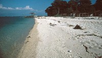 Pinggiran pantai di pulau samalona