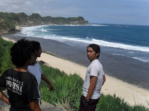 Keindahan Pantai Nampu