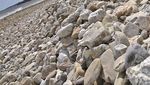 Keindahan Pantai Oepaha diatas Goa Jepang
