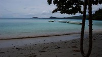 Pasir putih dan laut yang biru  (ACI/Wahid Masrukan)