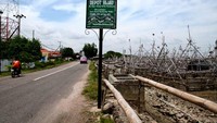Pinggir pantai dan Jalan Raya Talang Siring Pamekasan
