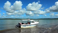 Speedboat dua mesin yang handal, membawa kami menyusuri muara Timika.