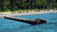 Sebuah meriam kuno peninggalan Jepang saat PD II beberapa meter dari mulut Pantai Kekwa.