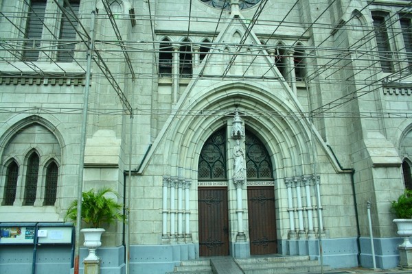 Tampak Pintu Depan Gereja Katedral