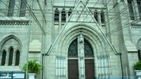 Tampak Pintu Depan Gereja Katedral