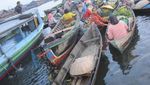 Kemeriahan Pagi di Pasar Terapung