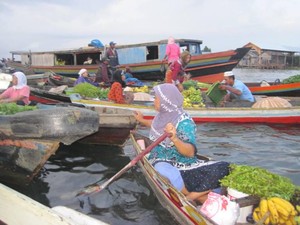 Kemeriahan Pagi di Pasar Terapung