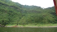 Dinding bukit yang mengelilingi Telaga Menjer