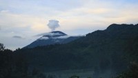 Pemandangan pagi hari Gunung Semeru yang sedang aktif dari Ranu Pane