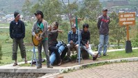 Pengamen di Kompleks Candi Arjuna
