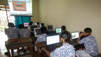 Para murid sedang mengikuti pelajaran komputer