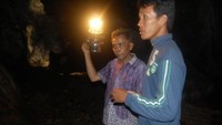 Saya bersama Pak Sukardi, Juru kunci Goa Petruk yang membantu kami
