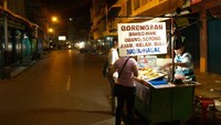 Pedangan gorengan di kawasan pecinan, tak jauh dari Tepi Laut dan Pelabuhan Sri Bintan Pura
