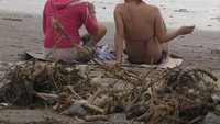 Sampah dan bule berbikini (Foto: Gede)