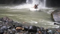 Sensasi terhempas oleh air terjun ketika bermain arung jeram-arung jeraman dengan tube tak ada duanya!