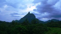 Pemandangan Bukit Tunjuk yang terlihat dari Bukit Serelo, Lahat.