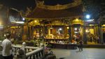 Larut Dalam Syahdu di Longshan Temple, Taipei