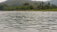 Ombak yang tenang semakin memberi kesan damai di Teluk Kayeli