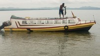 Perahu cepat sewaan, salah satu transportasi pulang-pergi Namlea-Kayeli