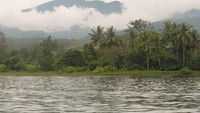Gunung dan bukit sebagai latar belakang Teluk Kayeli