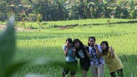 Bermain di sawah di belakang villa