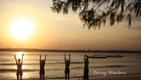 Empat wanita wisatawan asing melakukan yoga saat sunrise di Gili Trawangan