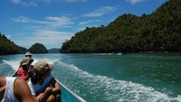 Menikmati perjalanan menuju situs purbakala lukisan telapak tangan.