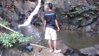 terdapat air terjun kecil di belakang homestay, airnya jernih sekali