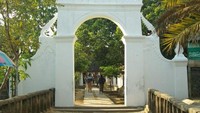 Pintu Masuk Makam Ratu Ibu (bkp3bangkalan01.wordpress.com)