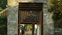 Salah Satu Pintu Di Makam Air Mata Ratu Ibu (bkp3bangkalan01.wordpress.com)