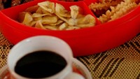 penganan dan segelas kopi hangat jenis robusta khas Toraja