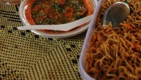 Papiong daging babi, mie goreng, dan Balok