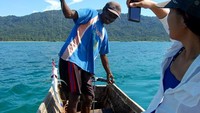 Perahu yang siap mengantar setiap tamu yang hendak berkunjung ke Pulau Um.