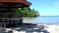 Pantai di Desa Makbon yang bersih dan tertata rapi