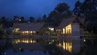Suasana malam di resort (Sumber: flickr.com)