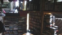Kaset, DVD, VCD, CD yang dijual di Mall Rongsok (Foto:Putri)