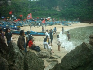 Mandi dan Makan Ikan di Pantai Ngerenehan, Gunungkidul
