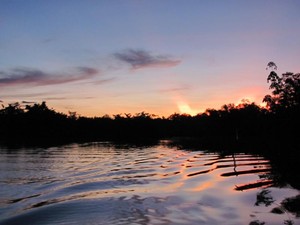 Mandi di Bawah Purnama