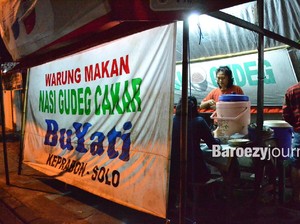 Mantap! Nasi Gudeg Cakar, Ibu Yati
