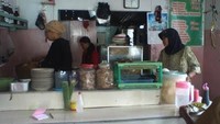 Ibu Hj. Nafsiyah melayani pelanggannya