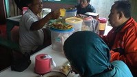 Pelanggan menikmati hidangan