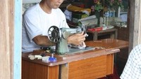 Warga Sedang Menjahit