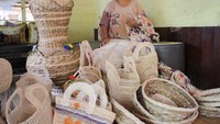 Bu Wahdah Dengan Kerajinan Rotannya