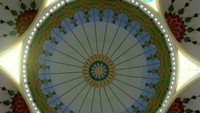 Ornamen kubah dilihat dari dalam masjid