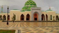 Masjid Agung Natuna di kaki Gunung Ranai