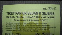 Tiket parkir yang diberikan di gerbang keluar