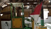 Mimbar masjid yang masih utuh sejak 1414, lengkap dengan panji bercorak merah putih.